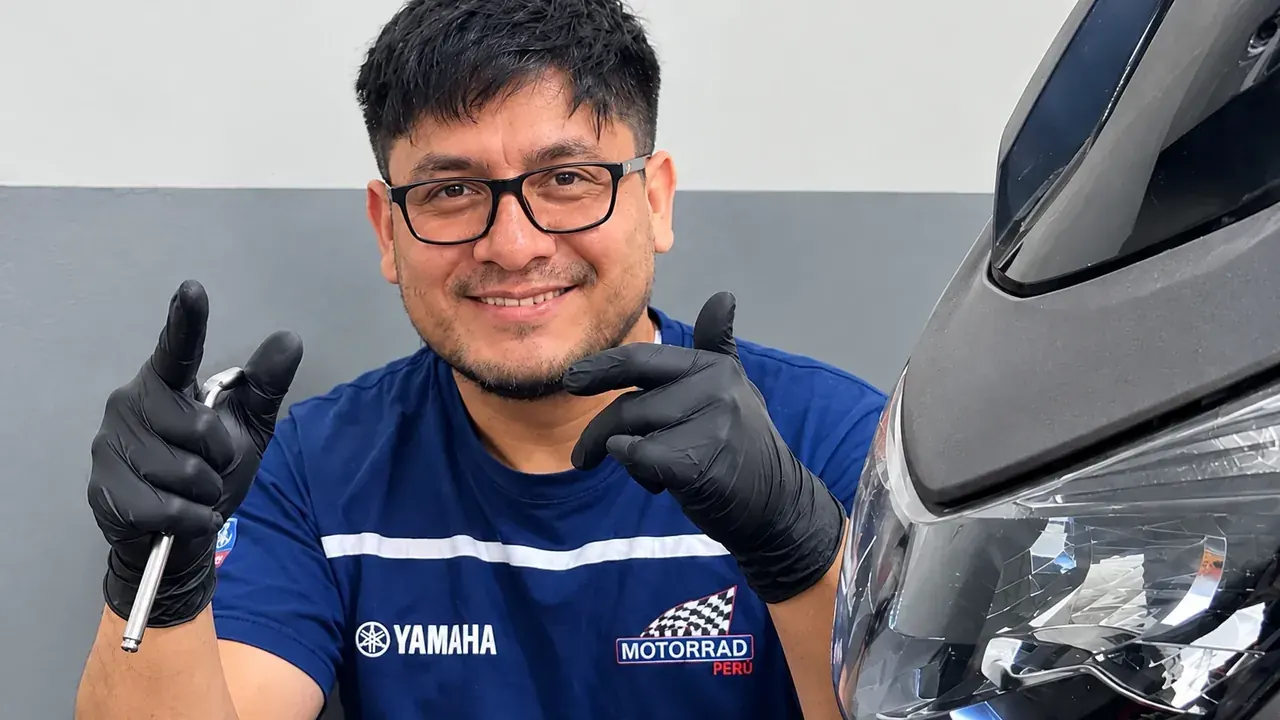 Mecánico de Motorrad Perú junto a una motocicleta