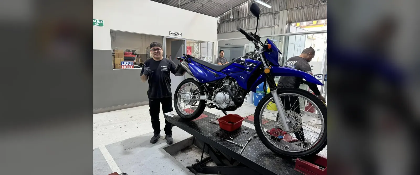 Equipo del taller Motorrad Perú